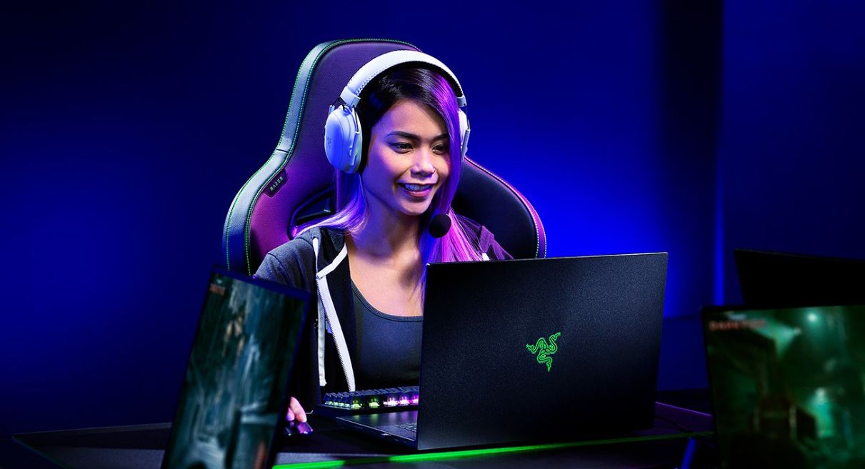 imagen donde aparece una persona usando los audifonos razer blancos