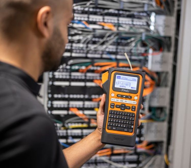 Rotuladora usada en data server o granja de servidores con muchos cables