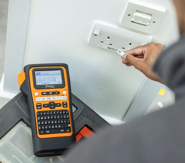 Rotuladora usada para identificar redes eléctrica